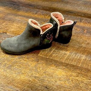 Sweet suede look kids booties. Dr Scholls kids size 12. EUC